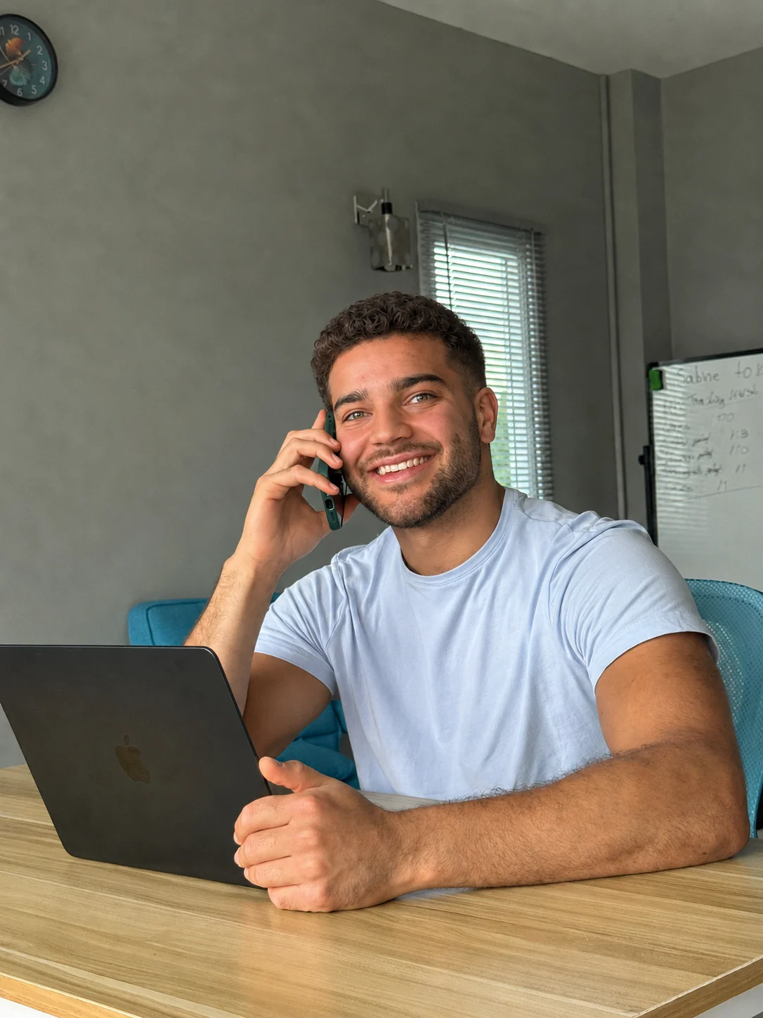 Ayman Ratey im Büro während eines Kundengesprächs